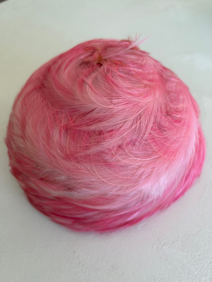 Vintage hoed met roze pluimen – een zacht statement / 23 x 19 x 16 cm