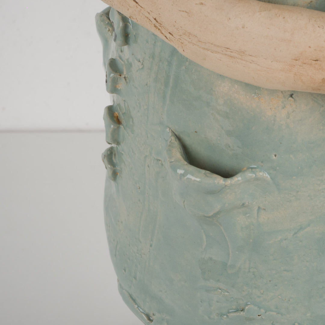 Handgemaakt keramieken beeld – Zieke man met verband