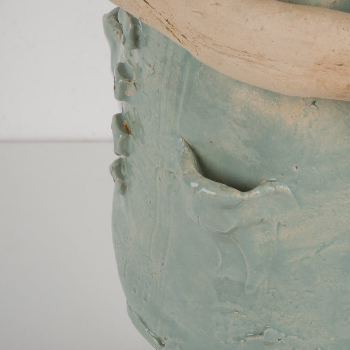 Handgemaakt keramieken beeld – Zieke man met verband