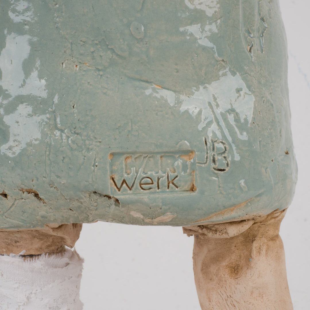 Handgemaakt keramieken beeld – Zieke man met verband