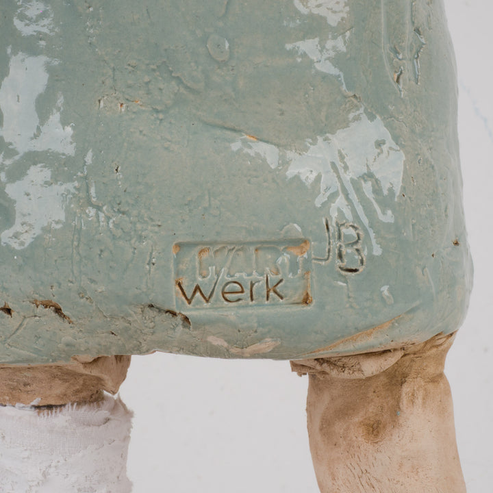 Handgemaakt keramieken beeld – Zieke man met verband