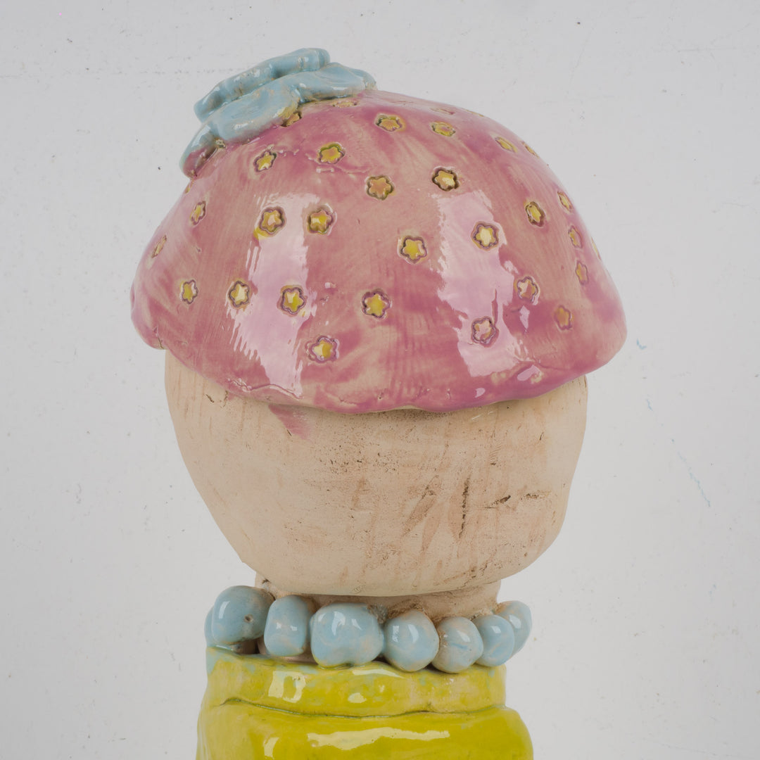 Handgemaakt beeld van een vrouw – lichtgroen geglazuurd, met sociaal engagement