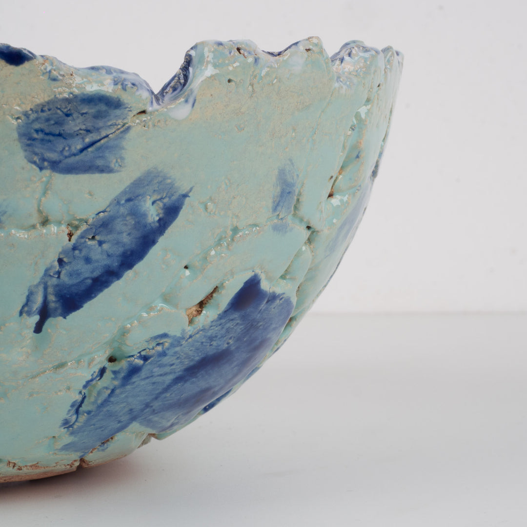 Handgemaakte keramische schaal Karla Vanacker – uniek kunstobject in lichtgroen en diepblauw – 24 cm