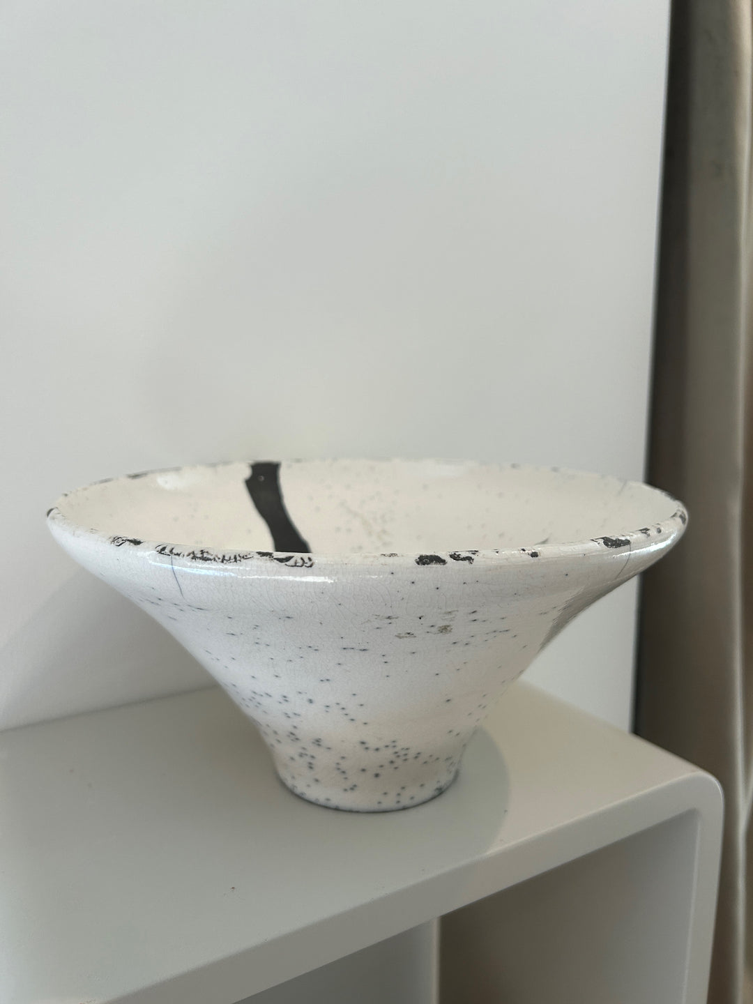 Handgemaakte keramische Schaal – wit & zwart – gesigneerd en gedateerd 2004 – 25 x 25 x 12,5 cm