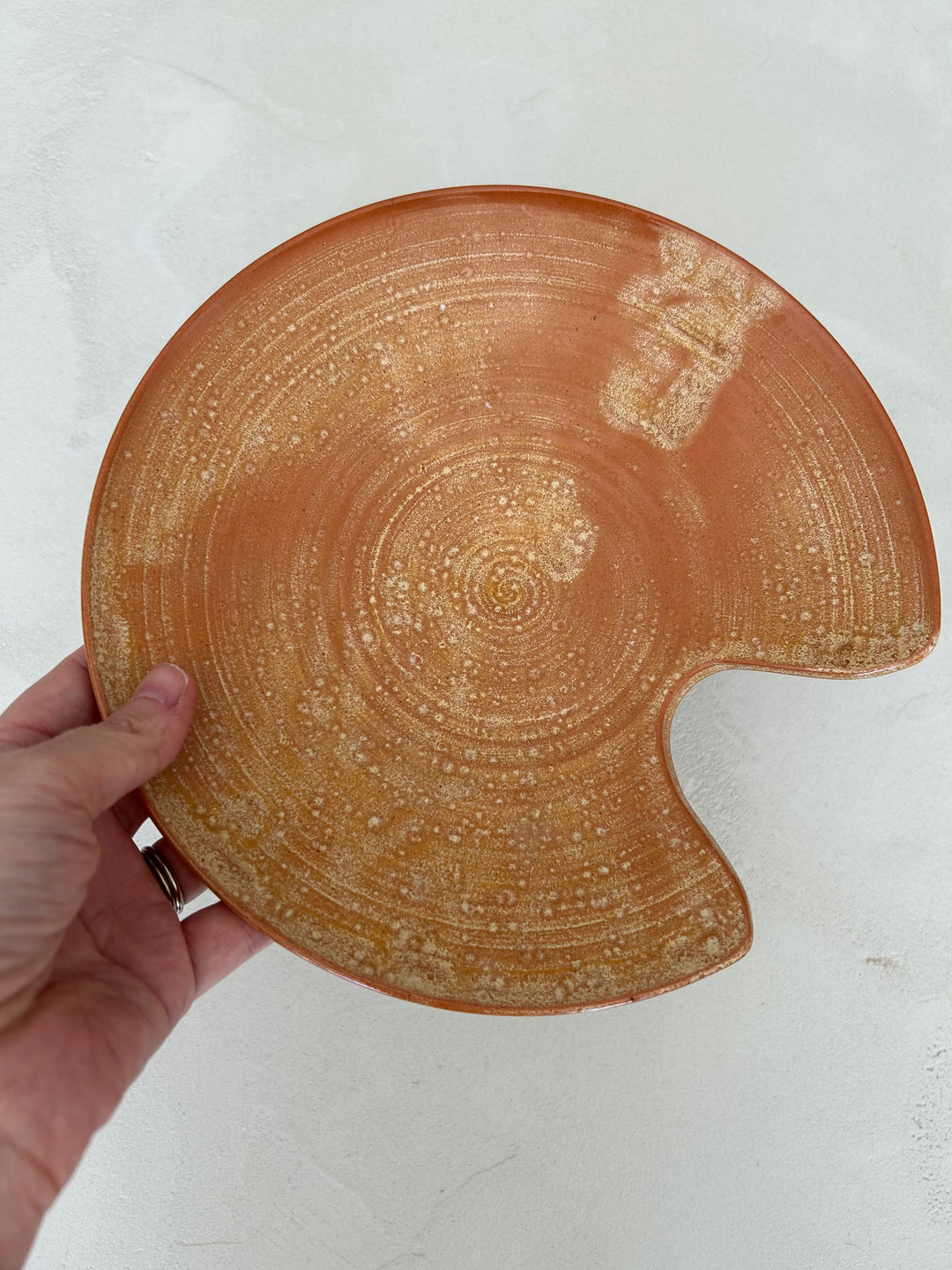 Keramische Tazza “Yves Marian” – Warm Oranje Sculptuur / 23,8 x 23,8 x 15,5 cm