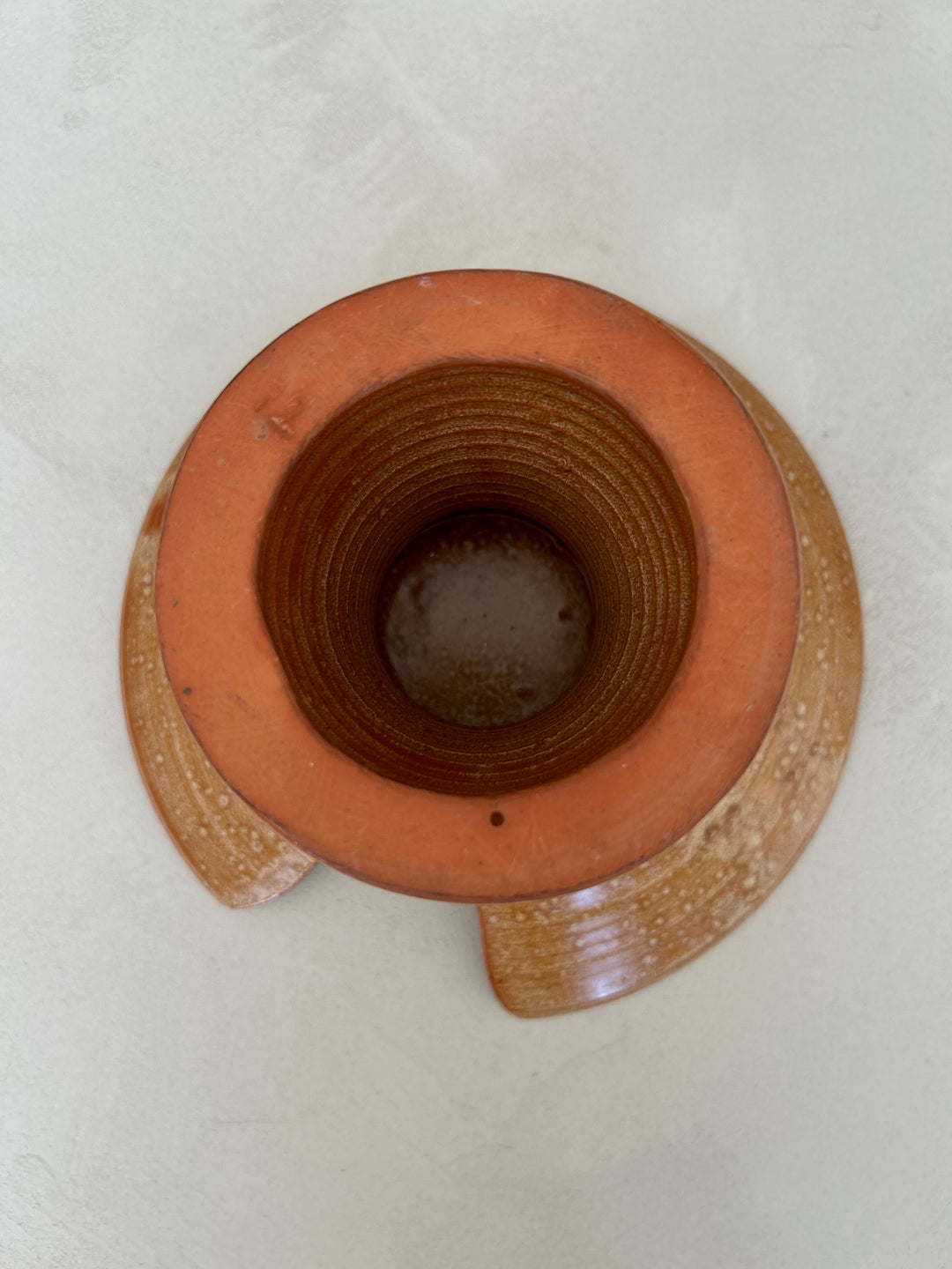 Keramische Tazza “Yves Marian” – Warm Oranje Sculptuur / 23,8 x 23,8 x 15,5 cm