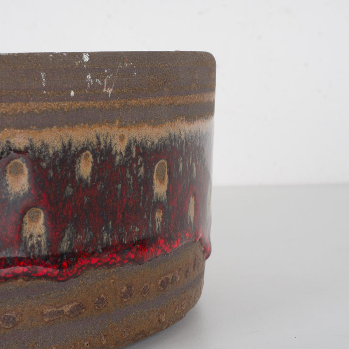 Bruine keramische Fat Lava vintage schaal met rood glazuur – 20x20x8,5 cm