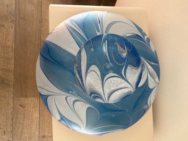 Glazen coupe in blauw-wit – een stille draaikolk van vorm en licht -  23 x 23 x 9 cm
