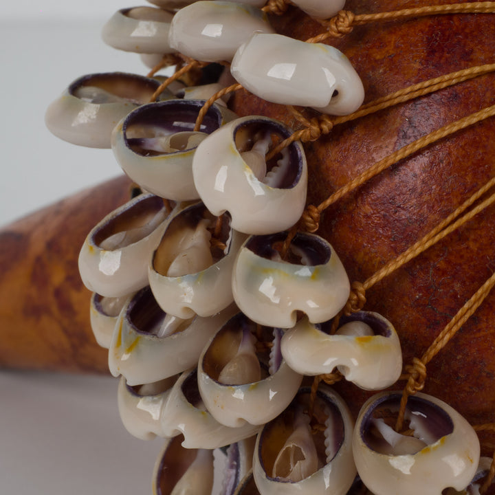 Authentiek schelpenobject op kalebas – Mogelijk traditionele rammelaar – 16,5 x 16,5 x 11,5 cm