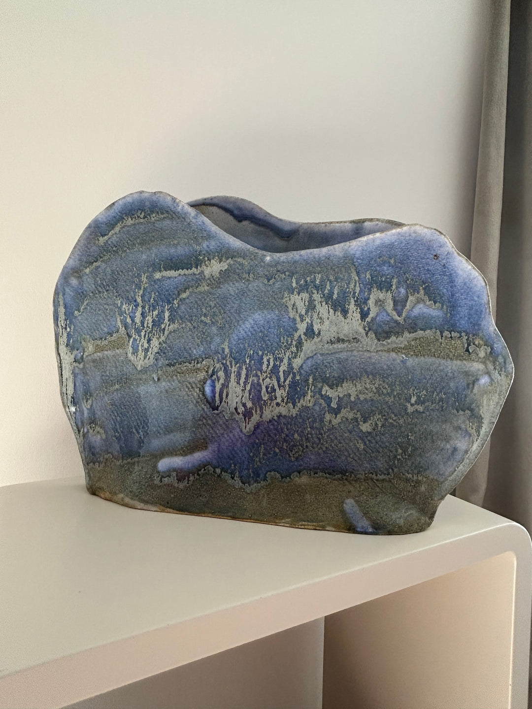Blauwe Horizon – handgemaakte keramische vaas met een ziel - 30 x 4 x 21 cm