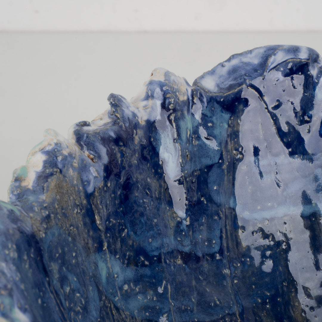 Handgemaakte keramische schaal Karla Vanacker – uniek kunstobject in lichtgroen en diepblauw – 24 cm