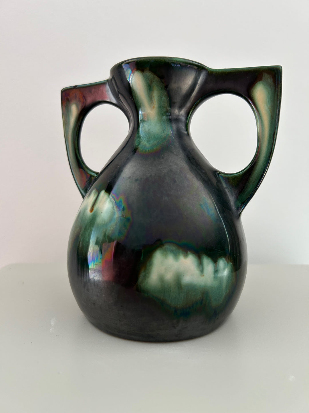 Olieglans in Groen – Art Deco Vaasje met Iriserende Ziel