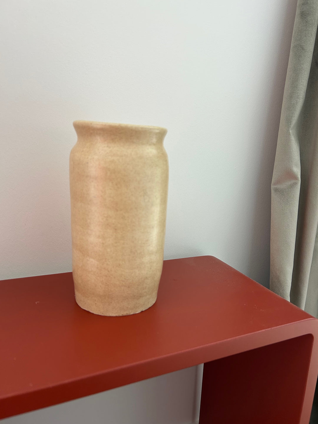 Stilte in Vorm – Beige handgemaakte Keramische Vaas (gesigneerd HM) - 19cm hoog