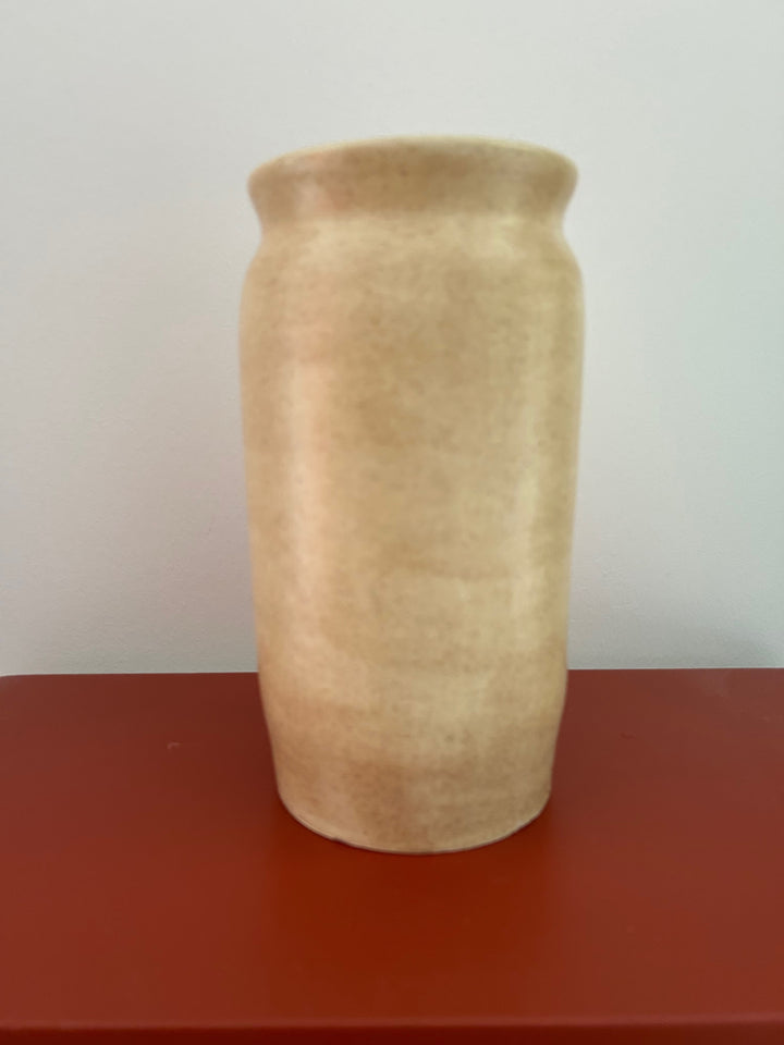 Stilte in Vorm – Beige handgemaakte Keramische Vaas (gesigneerd HM) - 19cm hoog