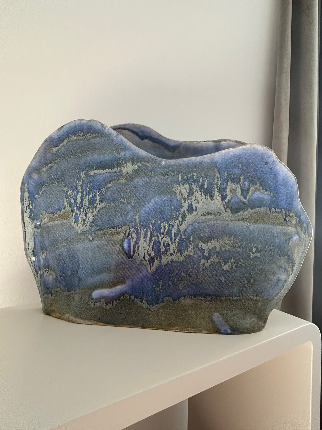 Blauwe Horizon – handgemaakte keramische vaas met een ziel - 30 x 4 x 21 cm