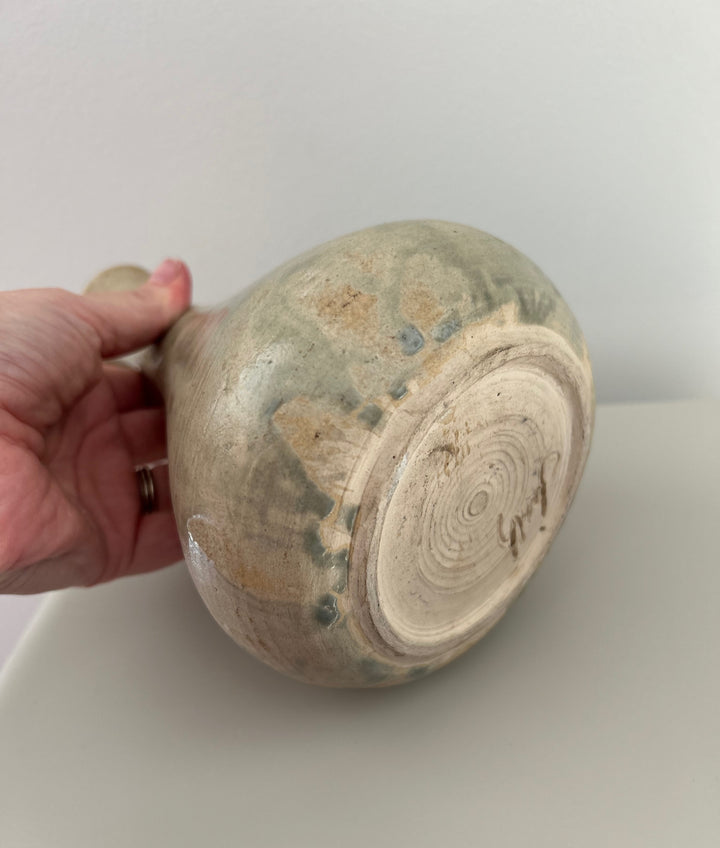 Fluistering in Greige – Handgemaakt Keramisch Vaasje met Zachte Groene Wolking / 12 x 12 x 19 cm