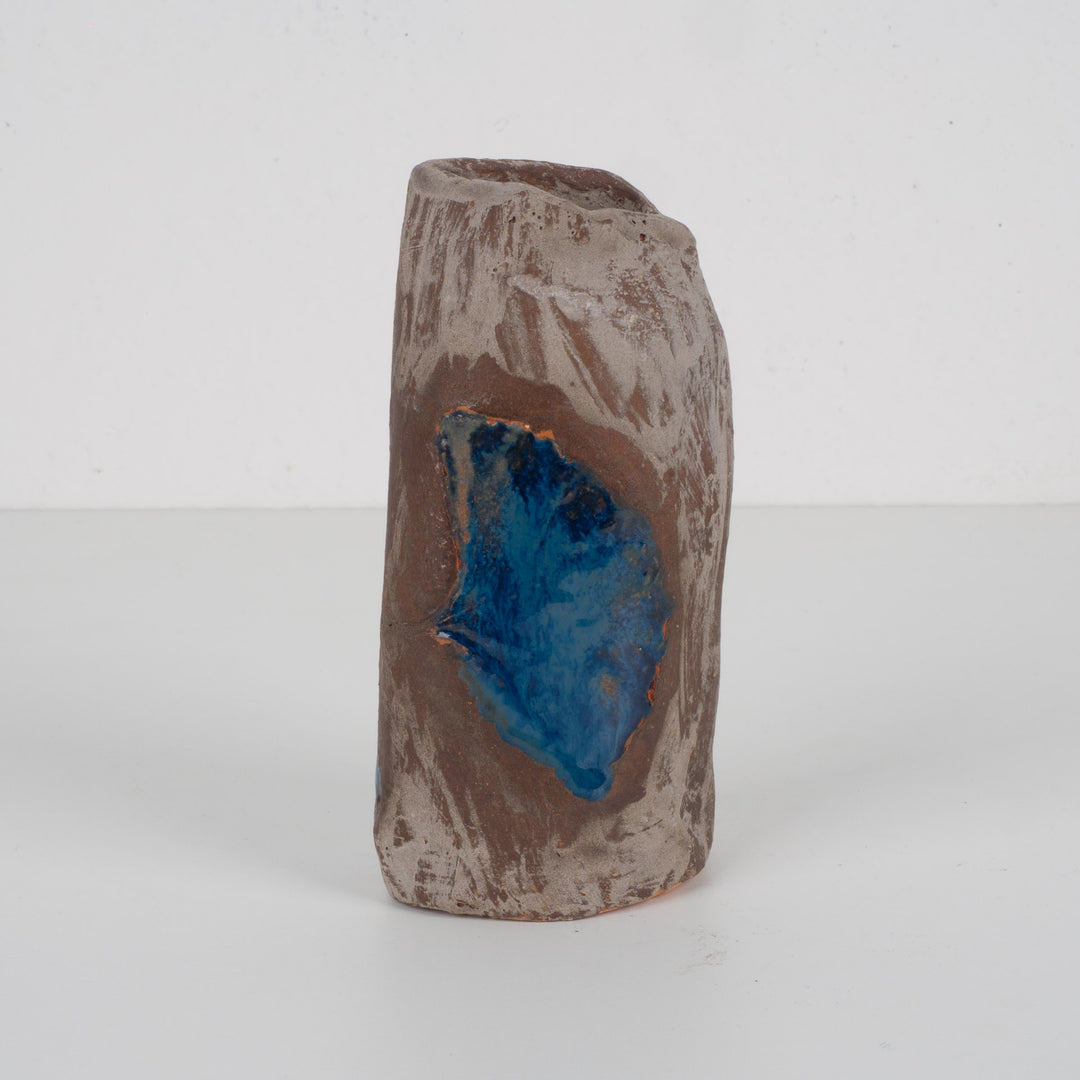 Handgemaakt keramisch vaasje – bruin met blauw geglazuurd blad – gesigneerd – 6 x 5,5 x 15 cm