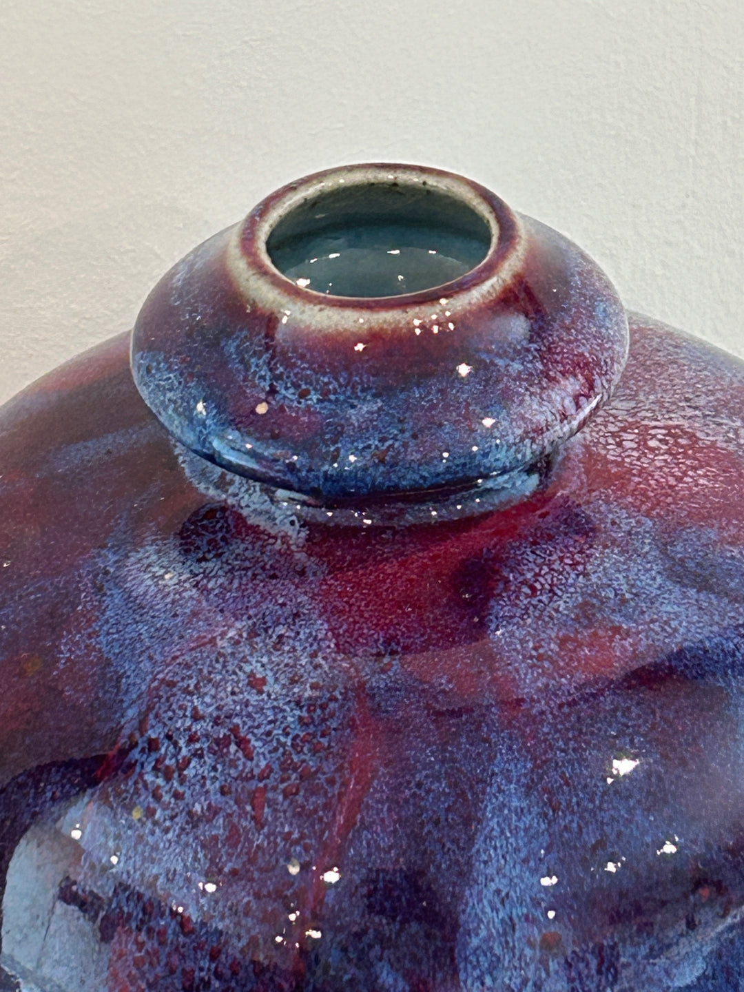 Grote handgemaakte keramische vaas in diepblauw & aubergine – 14 x 14 x 35 cm