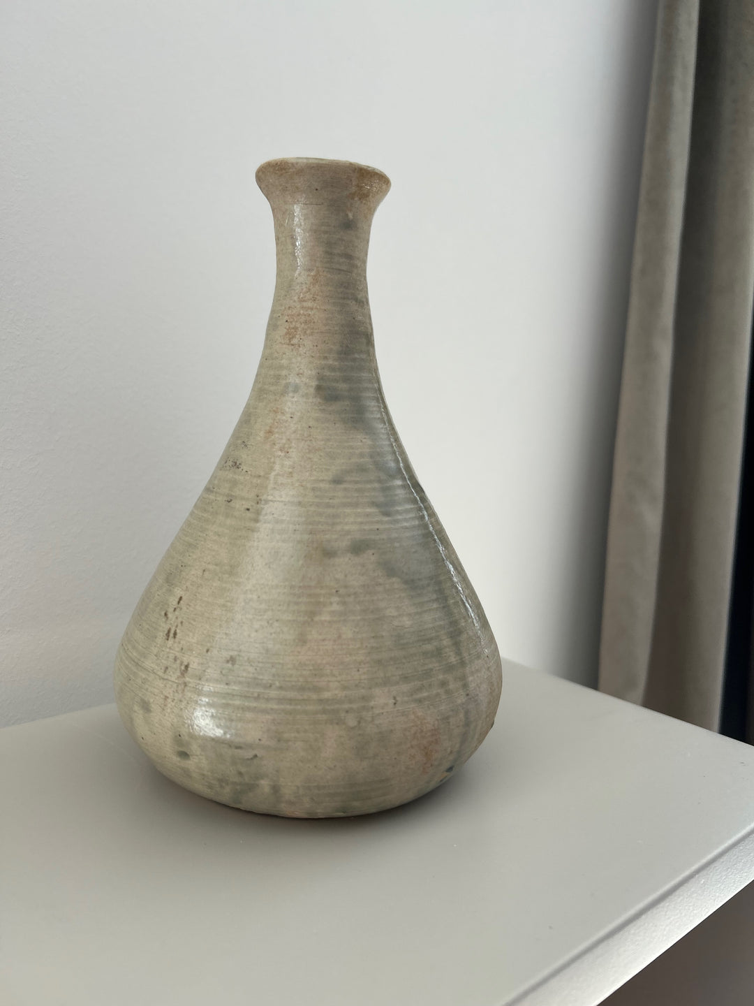Fluistering in Greige – Handgemaakt Keramisch Vaasje met Zachte Groene Wolking / 12 x 12 x 19 cm