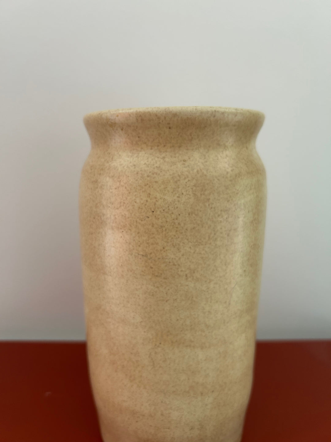 Stilte in Vorm – Beige handgemaakte Keramische Vaas (gesigneerd HM) - 19cm hoog
