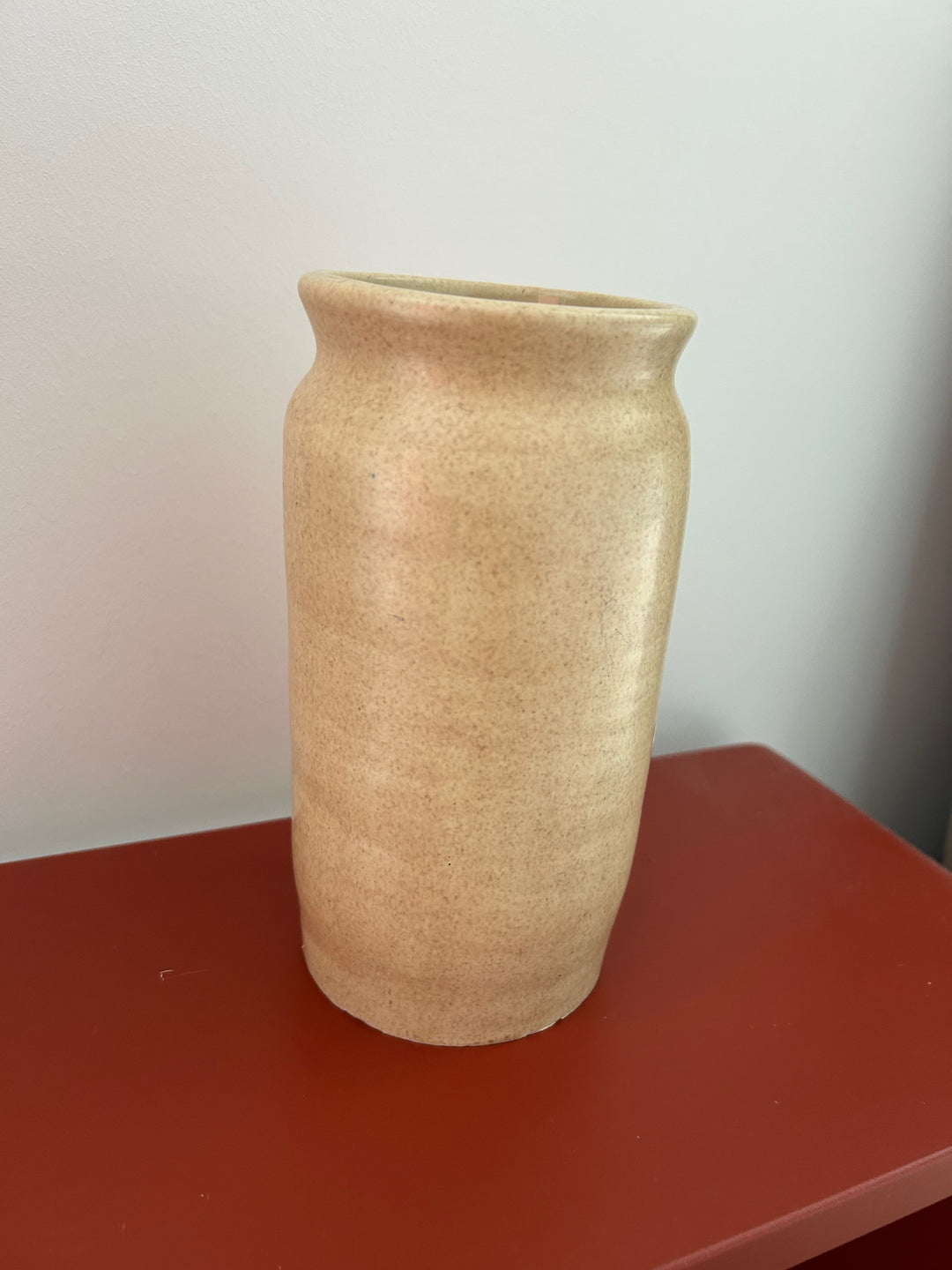 Stilte in Vorm – Beige handgemaakte Keramische Vaas (gesigneerd HM) - 19cm hoog