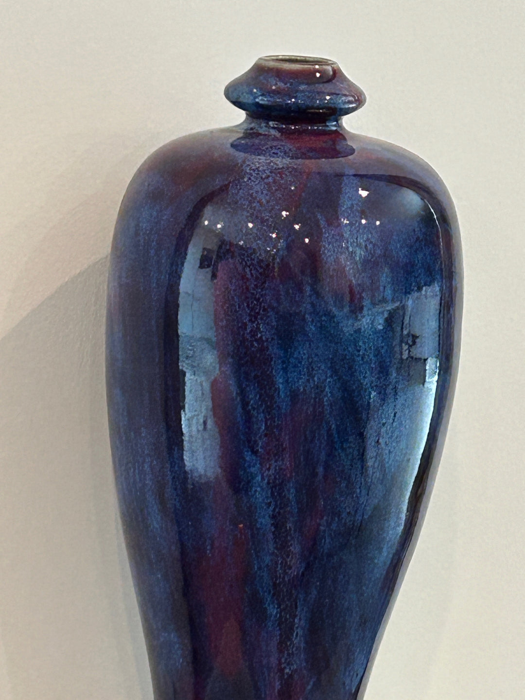 Grote handgemaakte keramische vaas in diepblauw & aubergine – 14 x 14 x 35 cm