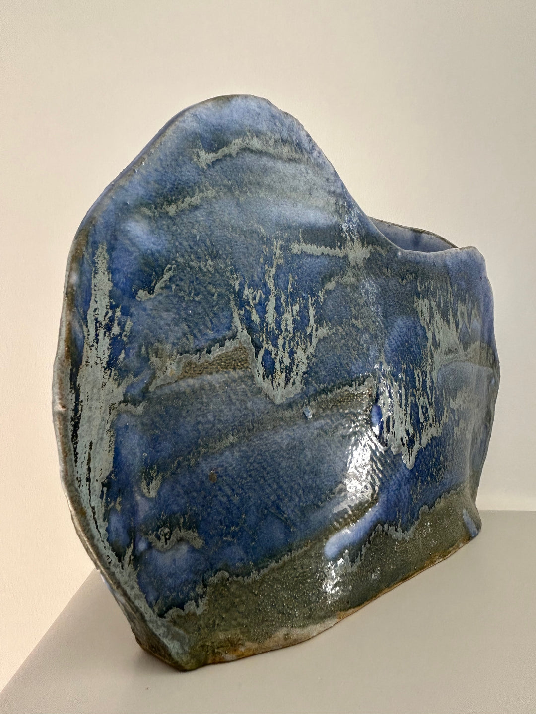 Blauwe Horizon – handgemaakte keramische vaas met een ziel - 30 x 4 x 21 cm