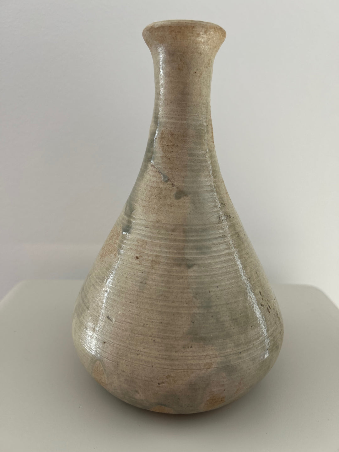 Fluistering in Greige – Handgemaakt Keramisch Vaasje met Zachte Groene Wolking / 12 x 12 x 19 cm