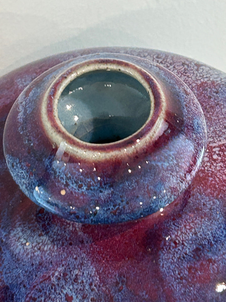 Grote handgemaakte keramische vaas in diepblauw & aubergine – 14 x 14 x 35 cm