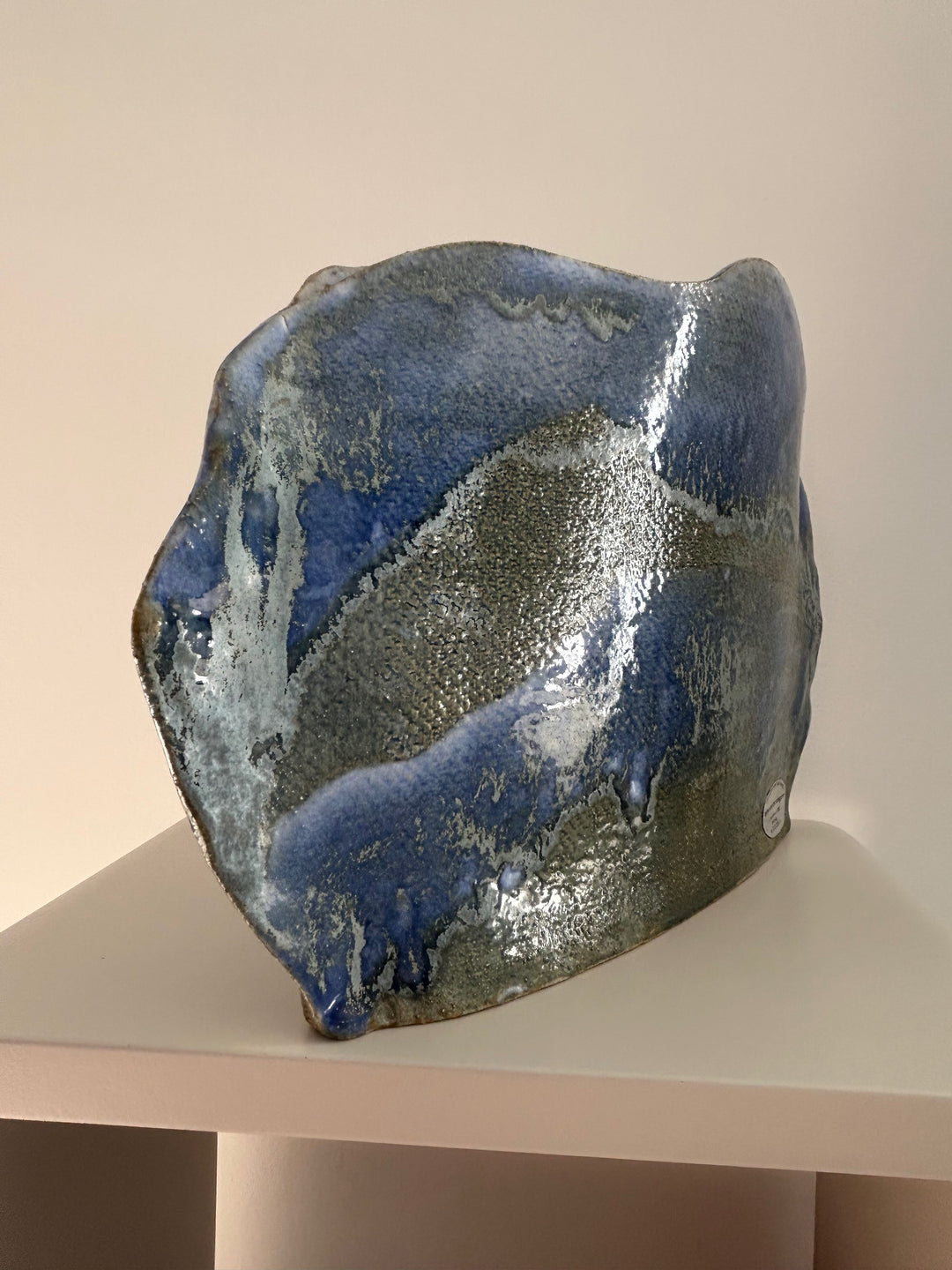 Blauwe Horizon – handgemaakte keramische vaas met een ziel - 30 x 4 x 21 cm