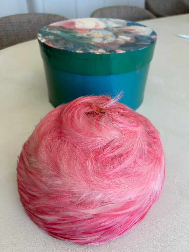 Vintage hoed met roze pluimen – een zacht statement / 23 x 19 x 16 cm