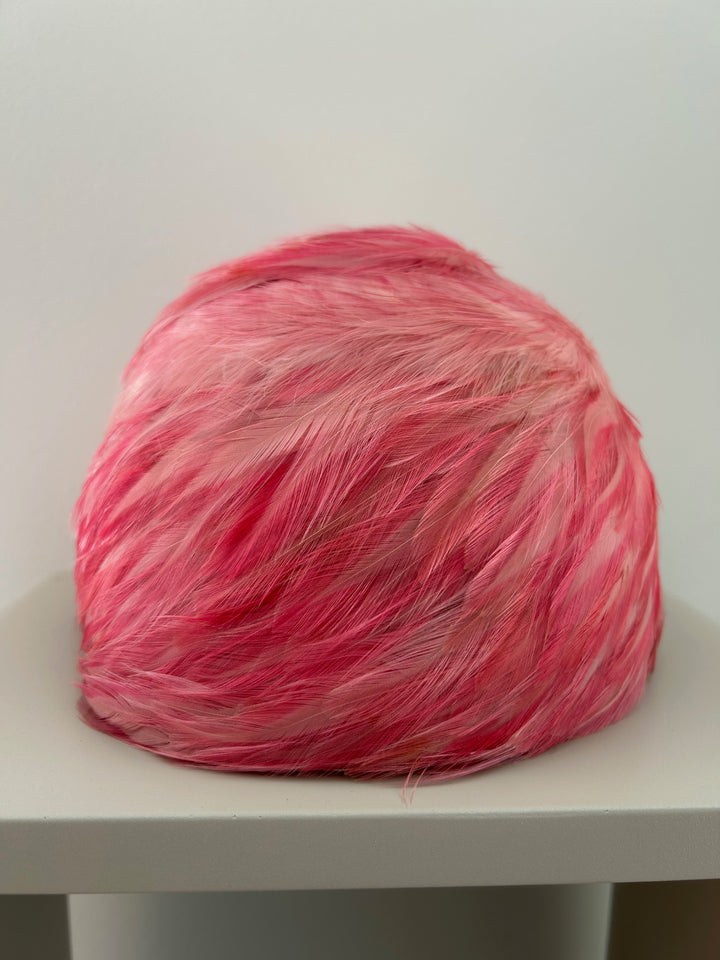 Vintage hoed met roze pluimen – een zacht statement / 23 x 19 x 16 cm