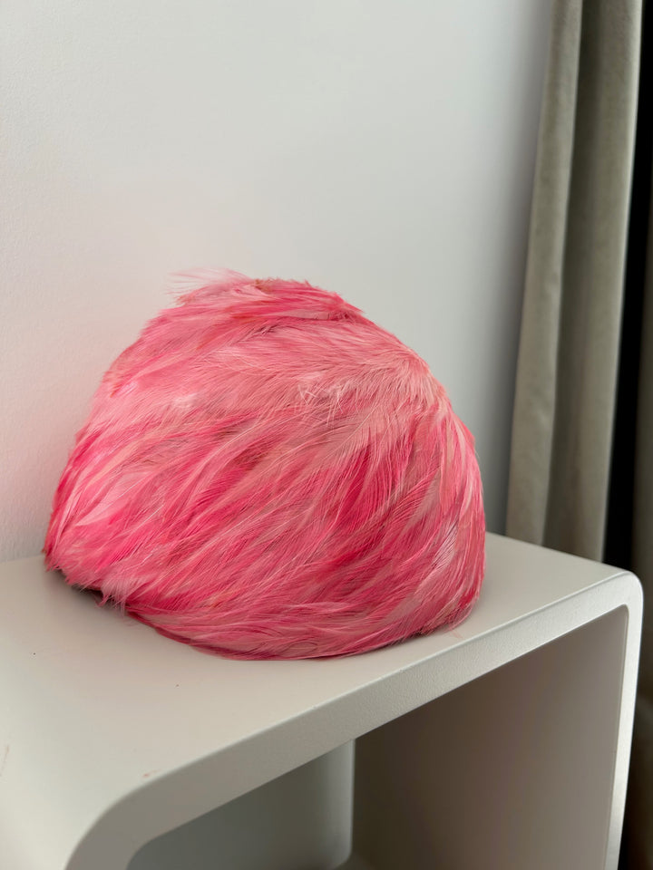 Vintage hoed met roze pluimen – een zacht statement / 23 x 19 x 16 cm
