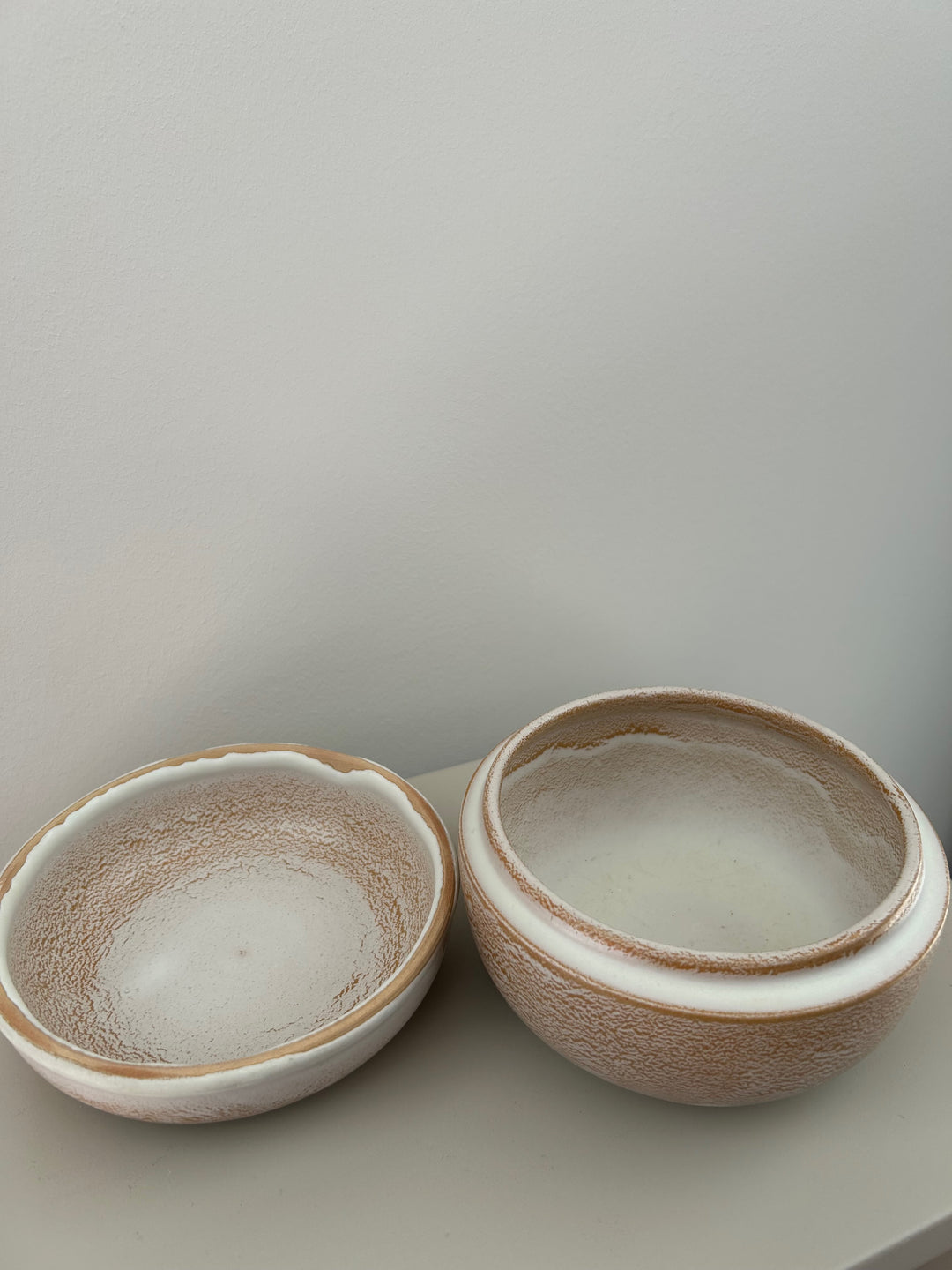 Handgemaakt keramisch dekselpotje in wit & zandkleur – Gesigneerd 1 B14 - 12x12x9cm