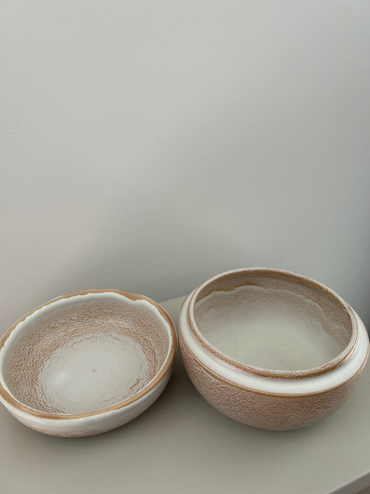 Handgemaakt keramisch dekselpotje in wit & zandkleur – Gesigneerd 1 B14 - 12x12x9cm