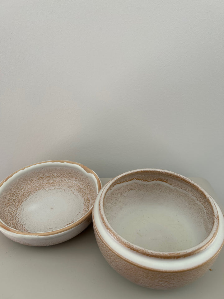 Handgemaakt keramisch dekselpotje in wit & zandkleur – Gesigneerd 1 B14 - 12x12x9cm