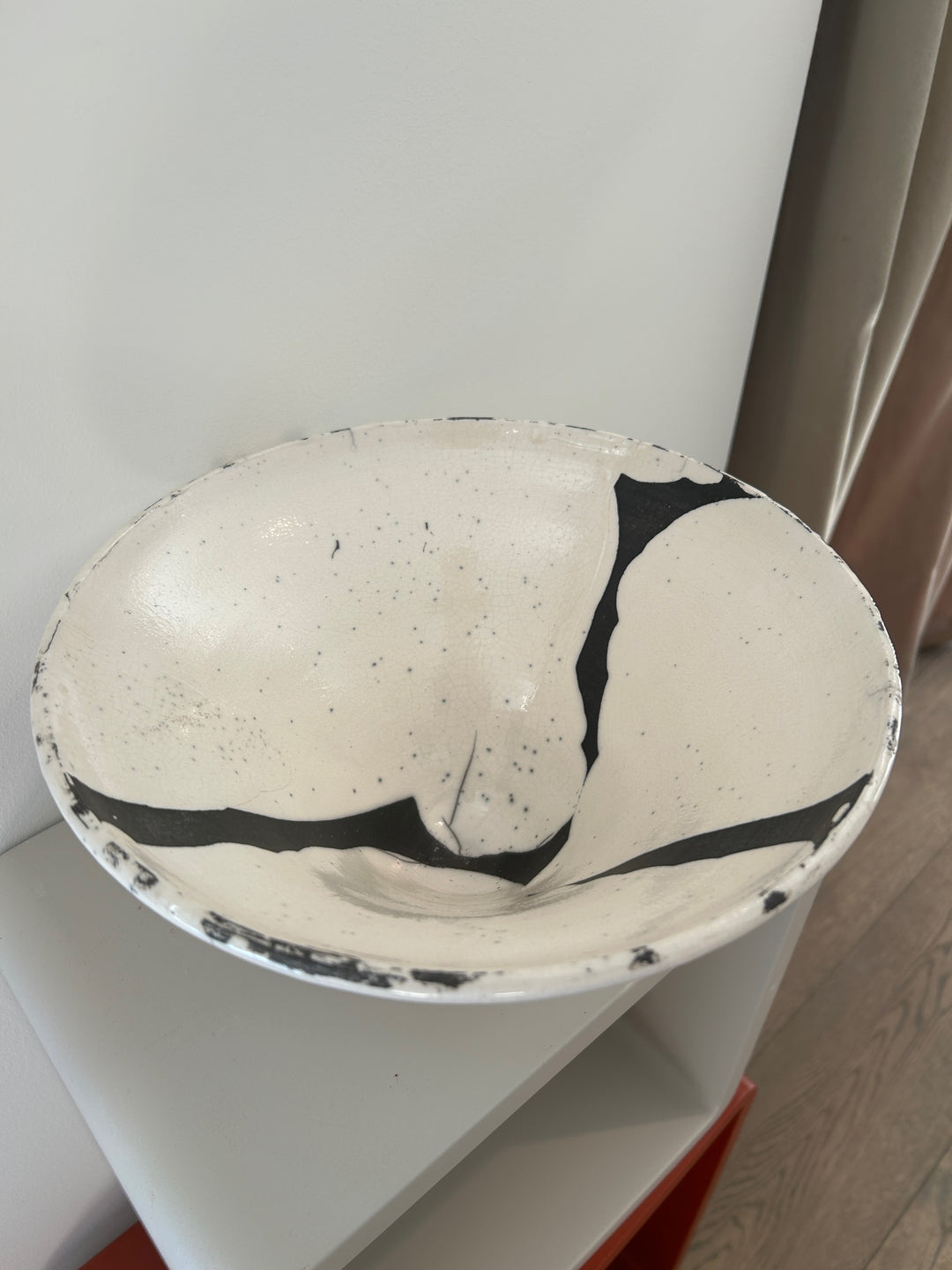 Handgemaakte keramische Schaal – wit & zwart – gesigneerd en gedateerd 2004 – 25 x 25 x 12,5 cm