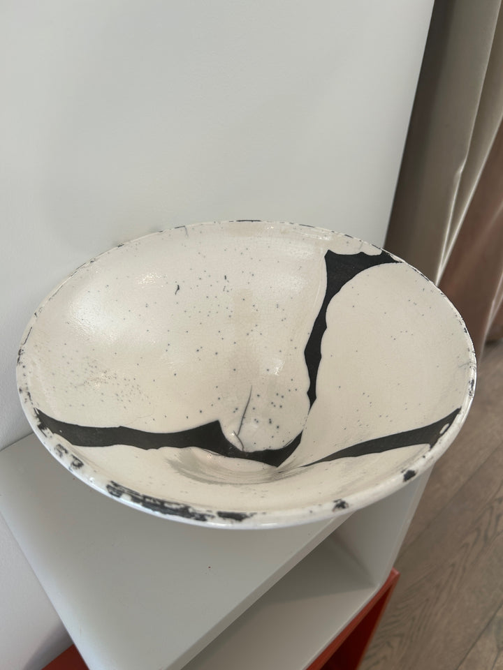 Handgemaakte keramische Schaal – wit & zwart – gesigneerd en gedateerd 2004 – 25 x 25 x 12,5 cm