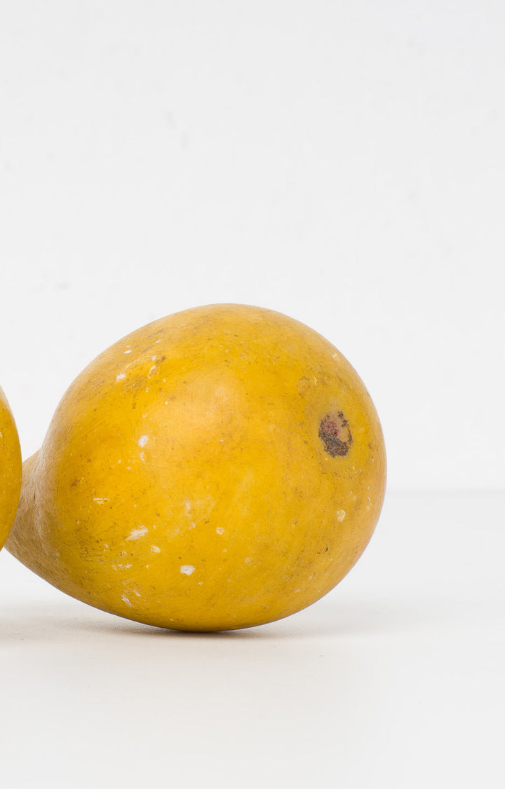 Gele peer in natuursteen – decoratieve sculptuur (5 x 6 x 8 cm, 300 g)