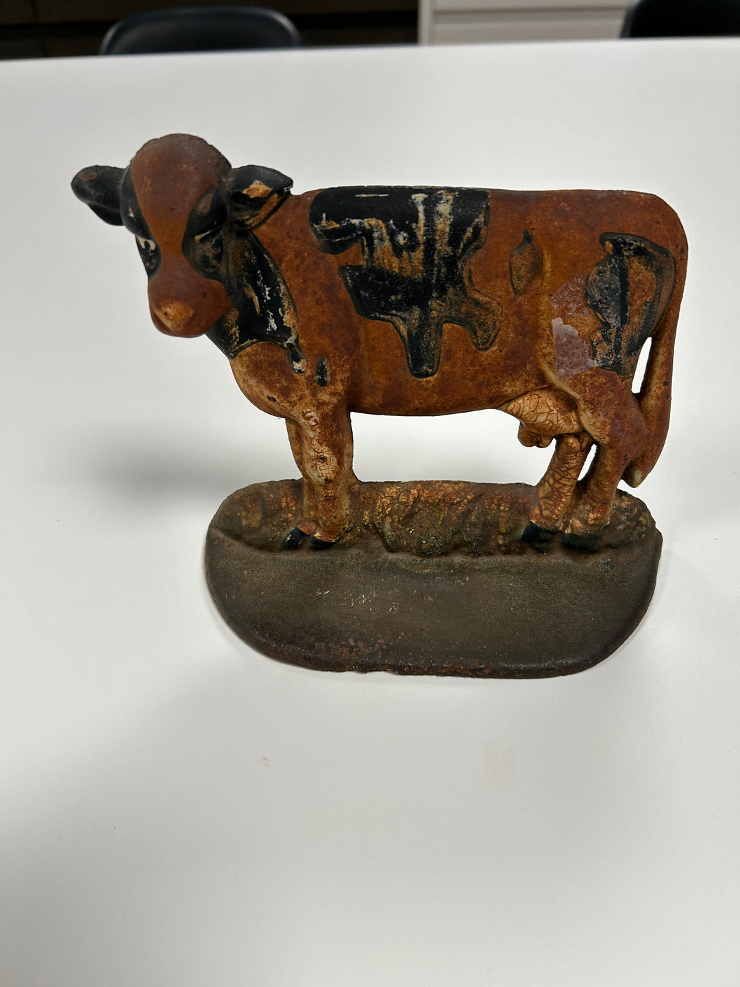 Antique cast iron doorstop in the shape of a cow – charming eye-catcher