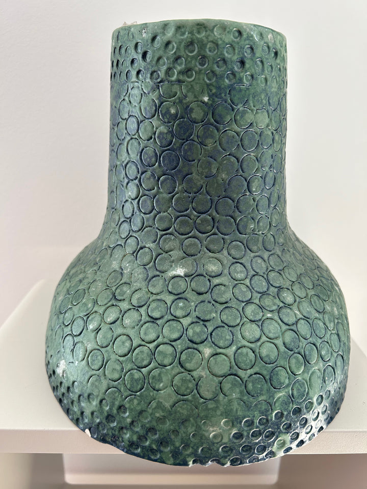 Groene diepte in reliëf – een vaas die leeft tussen water en aarde /  25,5 x 22,5 x 23 cm