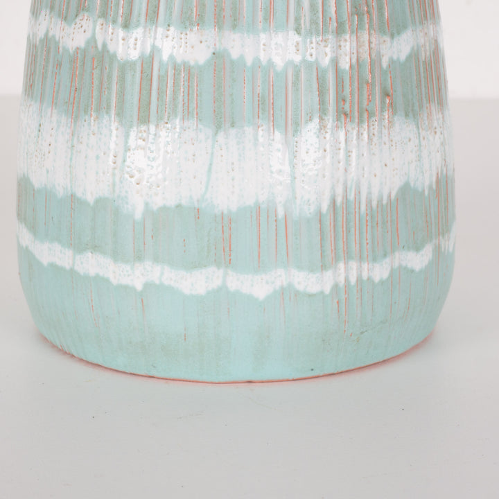 Uniek vintage keramisch vaasje in lichtgroen – Tijdloze Elegantie