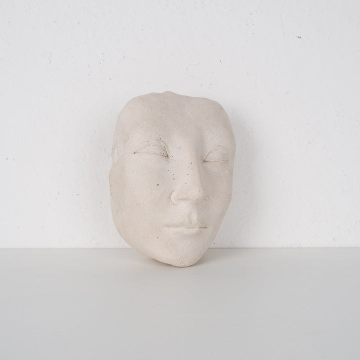 Sereen Beeld – Gezicht in Witte Klei door Kunstenares Sue (15,5 x 12 x 8 cm)