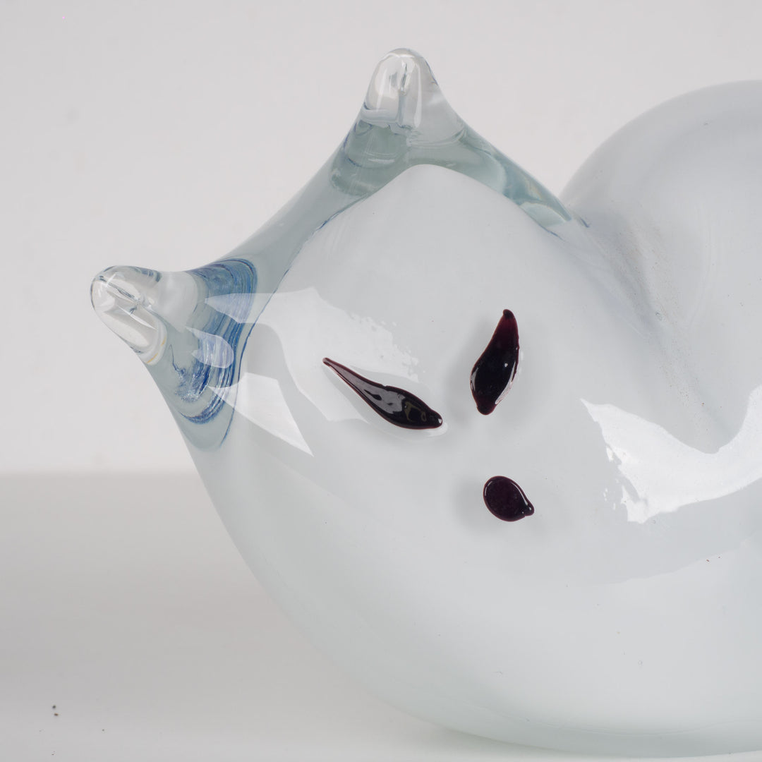 Glass Cat – Elegant mix of white and blue