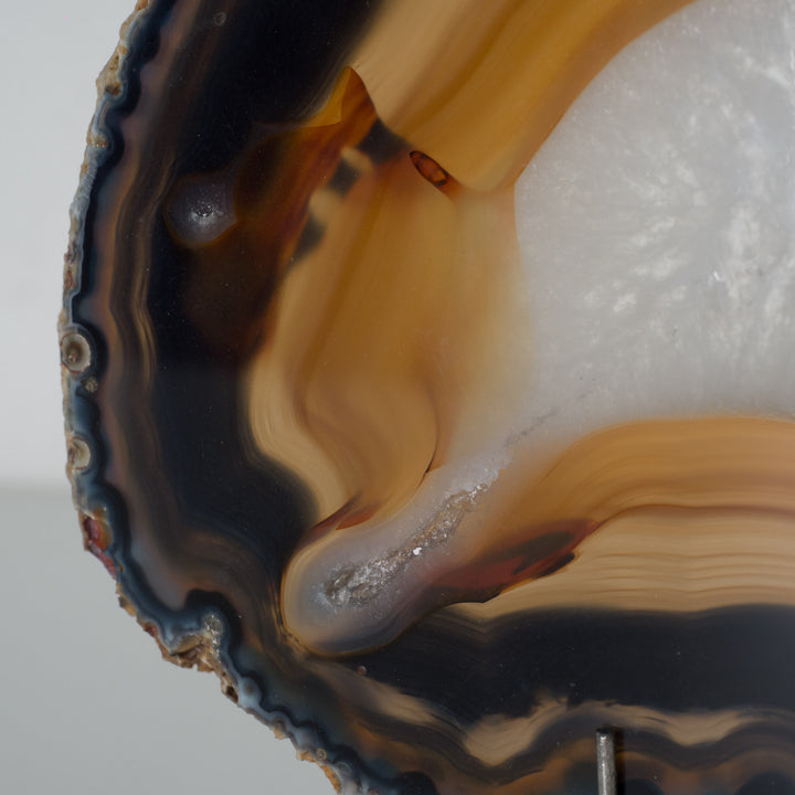 Brown agate stone on black base – natural elegance