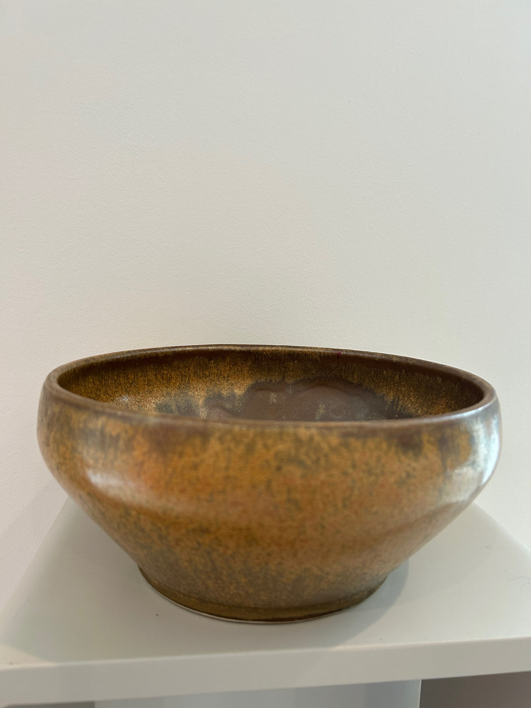 Handgemaakte keramische studioschaal met bruin-oker glazuur – Gesigneerd S – 23 x 23 x 10,5 cm