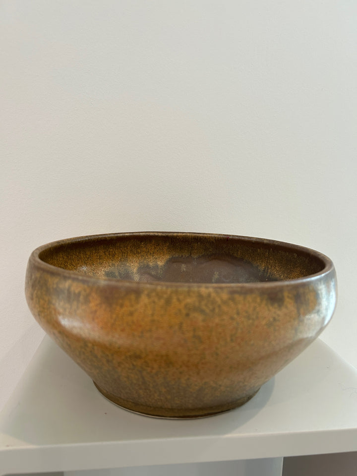 Handgemaakte keramische studioschaal met bruin-oker glazuur – Gesigneerd S – 23 x 23 x 10,5 cm