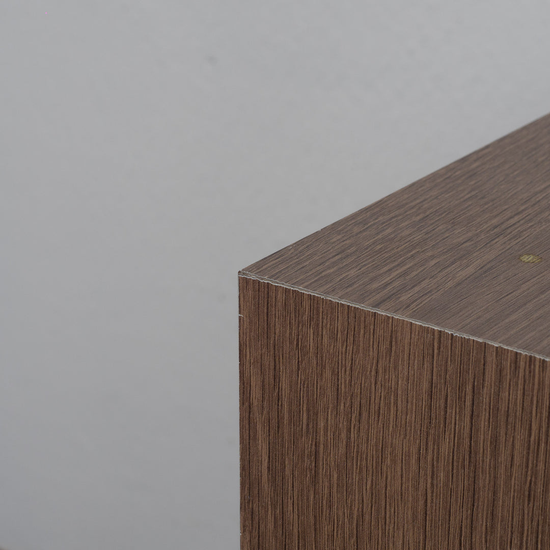 Base in laminate with a wood structure