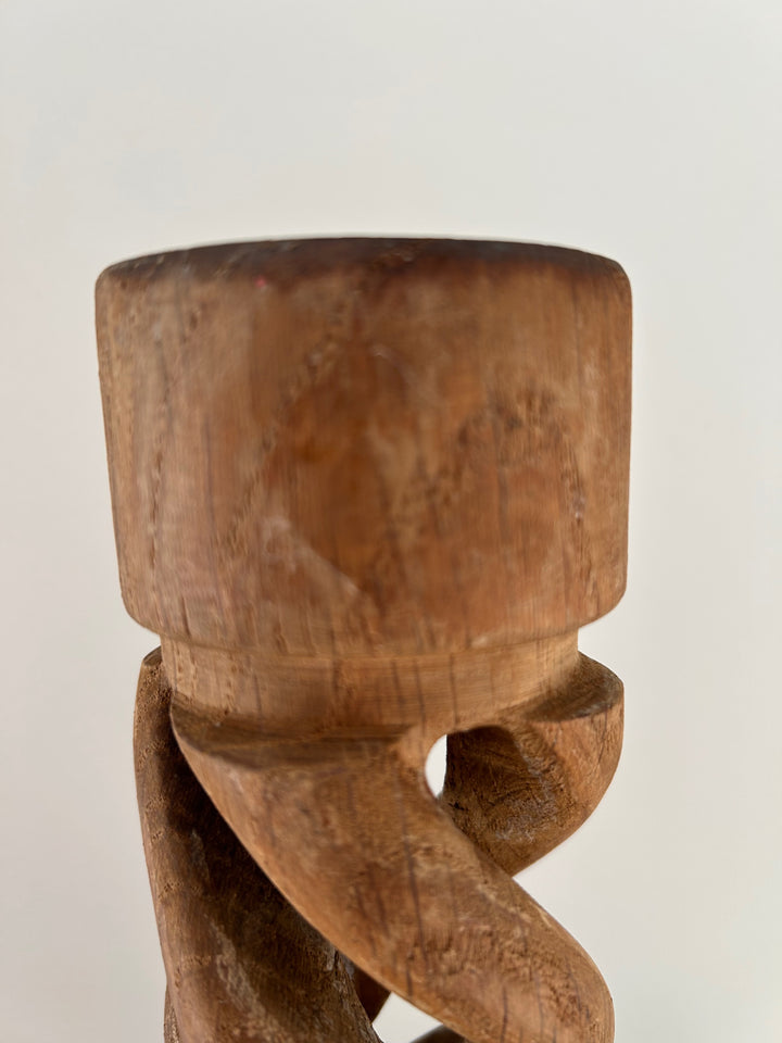 Gedraaide Tijd – Vintage Houten Kandelaar met Ziel