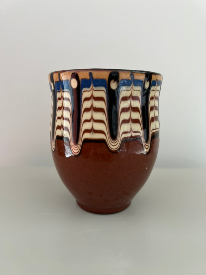 Aardse elegantie met een ritme van veren – Bulgaars Troyan potje /  7 x 7 x 9 cm